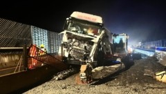 Ein Lkw krachte gegen Betonleitwände auf der A10.  (Bild: FF Rennweg/Katschberg)