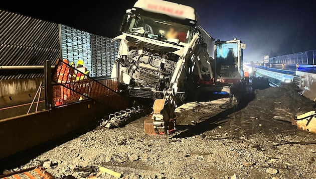 A truck crashed into concrete crash barriers on the A10. (Bild: FF Rennweg/Katschberg)