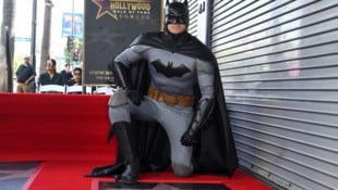 Als erster Superheld erhielt Batman am Donnerstag seinen Stern am „Walk of Fame“ in Hollywood. (Bild: APA/AFP/VALERIE MACON)