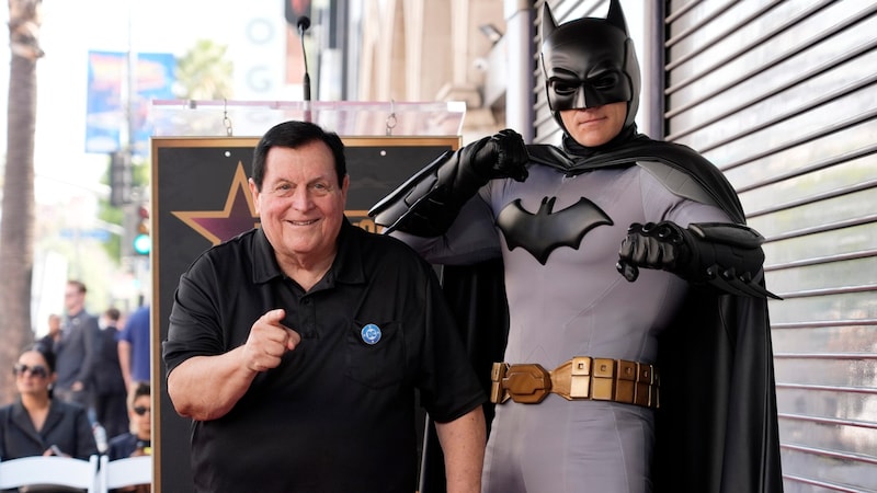 Burt Ward, who once played Robin, came to congratulate Batman. (Bild: APA/Chris Pizzello/Invision/AP)