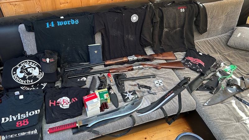 The officers found long guns, cutting and stabbing weapons as well as prohibited brass knuckles in the searched premises. (Bild: BMI)