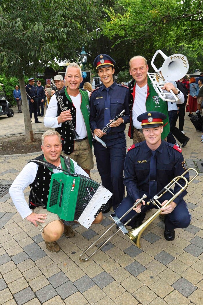 "We are your biggest 'sponsors'!": The Edlseer joked with police officers.