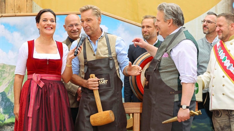 Eva Pölzl (left) took cover. Thanks to Faber's prayers, Hans Knauß and Mayor Michael Ludwig settled the case with two blows. (Bild: Tuma Alexander/Starpix/ Alexander TUMA)