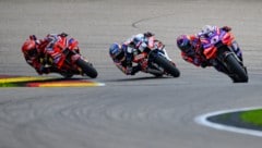 Miguel Oliveira zwischen Francesco Bagnaia (l.) und Jorge Martin (r.) (Bild: APA/dpa/Robert Michael)