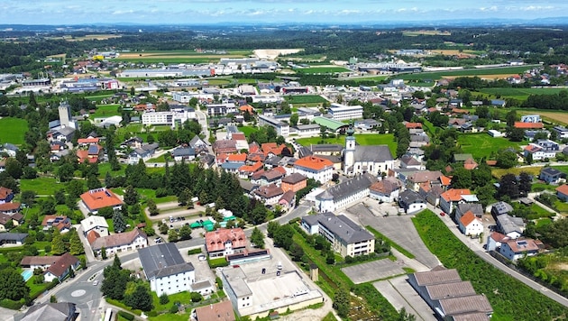 In Vorchdorf sorgt der Verkauf eines Gemeinde-Grundstücks schon seit sieben Jahren für Wirbel. (Bild: Wolfgang Spitzbart .)