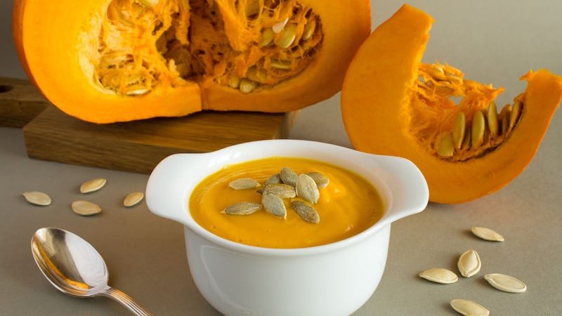 Whether as a soup or roasted in the oven - pumpkin tastes good and has hardly any calories. (Bild: stock.adobe.com/Liudmyla)