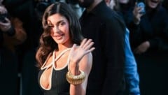 Kylie Jenner sorgte bei Schiaparelli in einem atemberaubenden Kleid für Aufsehen – wird aber auch für ihren unrealistischen Körper kritisiert.  (Bild: picturedesk.com/Laurent VU / Action Press/Sipa)