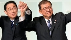 Shigeru Ishiba (r.) mit Fumio Kishida (Bild: AP)