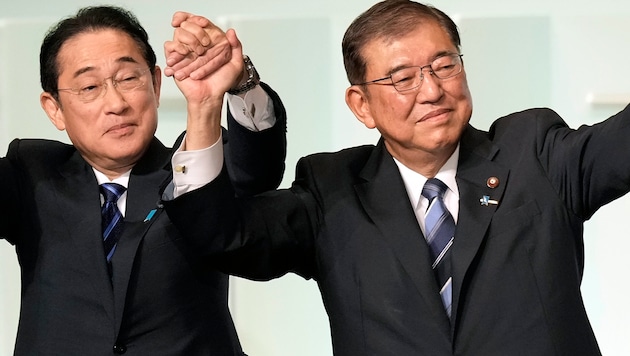 Shigeru Ishiba (r.) mit Fumio Kishida (Bild: AP)