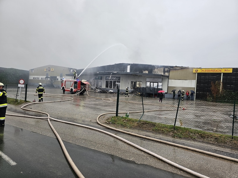 "Fire out" could not yet be given on Friday morning (Bild: Bachhiesl)