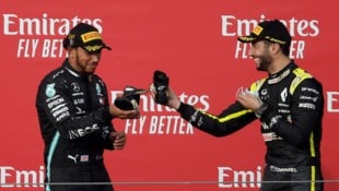 Auch Lewis Hamilton (links) hat sich an einen besonderen Moment mit Daniel Ricciardo erinnert.  (Bild: AFP/APA/POOL/Luca Bruno)