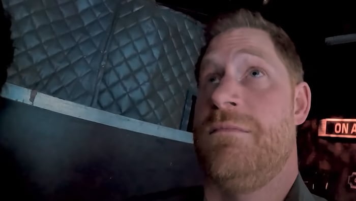 Prinz Harry ließ sich beim Weg durch das Horror-Labyrinth von einer Bodycam filmen.