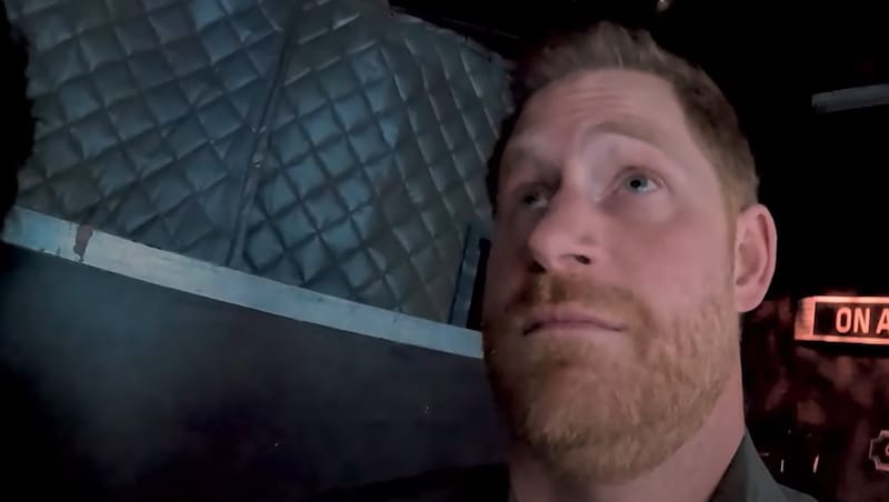 Prince Harry had himself filmed by a bodycam as he made his way through the horror maze. (Bild: youtube.com/@fallontonight)