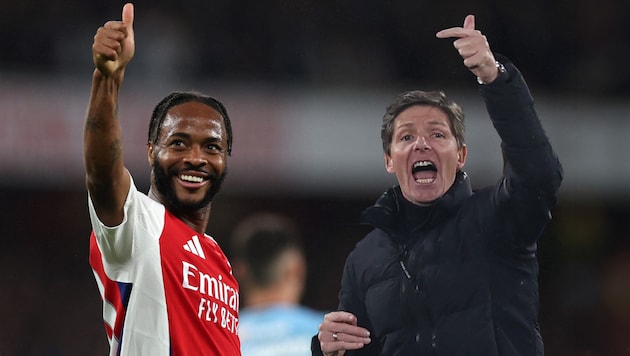 Arsenal's Raheem Sterling (l.) and Crystal Palace coach Oliver Glasner are in action today. (Bild: AFP/APA/Adrian DENNIS)