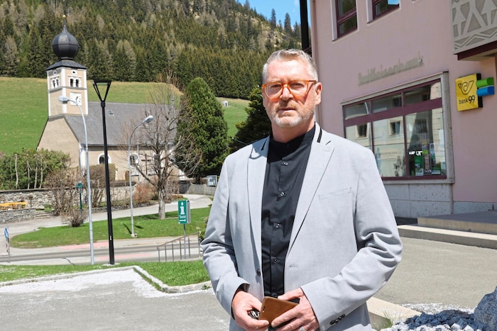 Mayor Gernot Jetz (SPÖ) in front of the municipal office.
