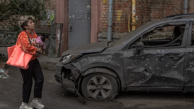 Destroyed car after a drone attack in Ukraine (Bild: AFP/Roman Pilipe)