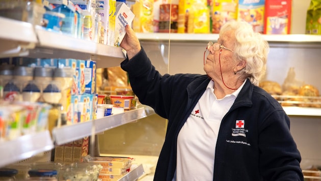 Mit ihren 91-Jahren steht Herta Riener noch im Markt. (Bild: RK Freistadt/Christoph Aumayr)