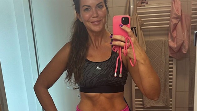 Not without pride, krone.tv style expert Martina Reuter shows off her well-toned abs. (Bild: www.instagram.com/reuter_martina_official)