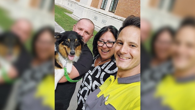 Harald Ehringfeld (right) with his dog "Lotti" and the happy owners. (Bild: Krone KREATIV/ÖAMTC)