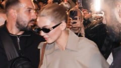 Kendall Jenner nach der Schiaparelli-Schau in Paris: Für den irren Quetsch-Look, den die Model-Beauty auf dem Laufsteg präsentierte, gab‘s einen heftigen Shitstorm. (Bild: picturedesk.com/JM HAEDRICH / Action Press/Sipa)