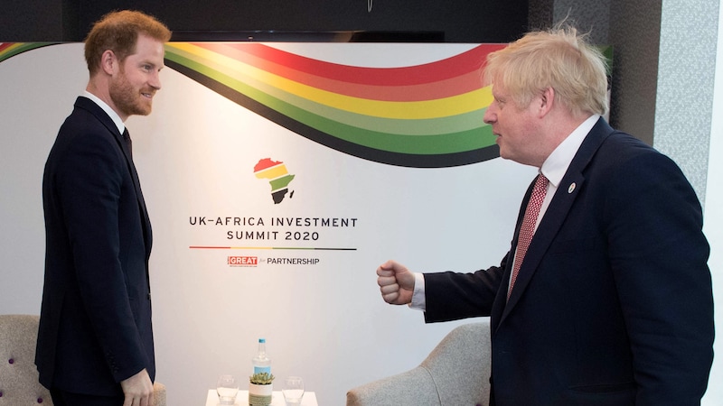 Prinz Harry und Boris Johnson im Jänner 2020 beim UK-Africa Investment Summit in London (Bild: APA Pool/AFP/Stefan Rousseau)