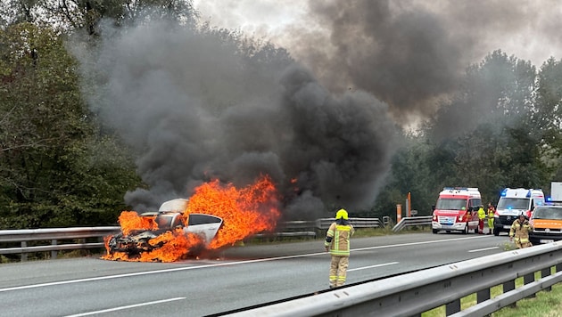 Within a very short time, the car was fully engulfed in flames. (Bild: ZOOM Tirol/zoom.tirol)