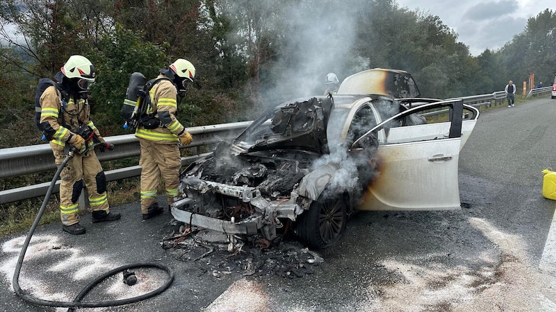 The car burned out completely. (Bild: ZOOM Tirol/zoom.tirol)