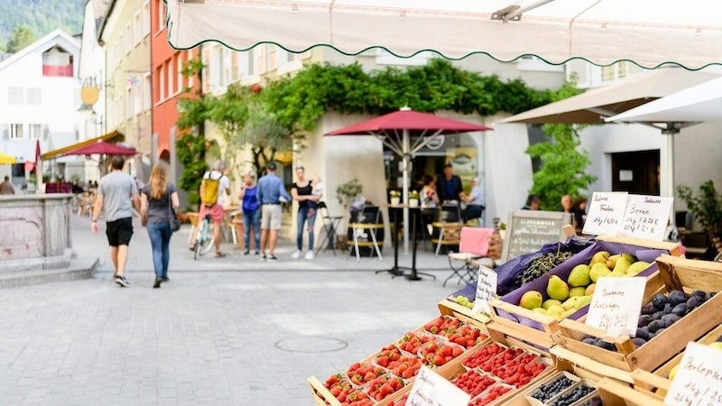 Markt in der Bludenzer Altstadt. (Bild: Matthias Rhomberg)