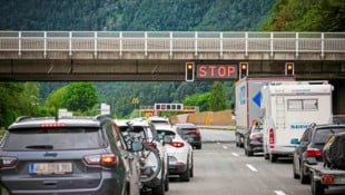 Wieder Blockabfertigung, wieder Stau stehen auf der A10 (Bild: Scharinger Daniel/Pressefoto Scharinger © Daniel Scharinger, Krone KREATIV)