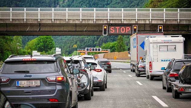 Wieder Blockabfertigung, wieder Stau stehen auf der A10 (Bild: Scharinger Daniel/Pressefoto Scharinger © Daniel Scharinger, Krone KREATIV)