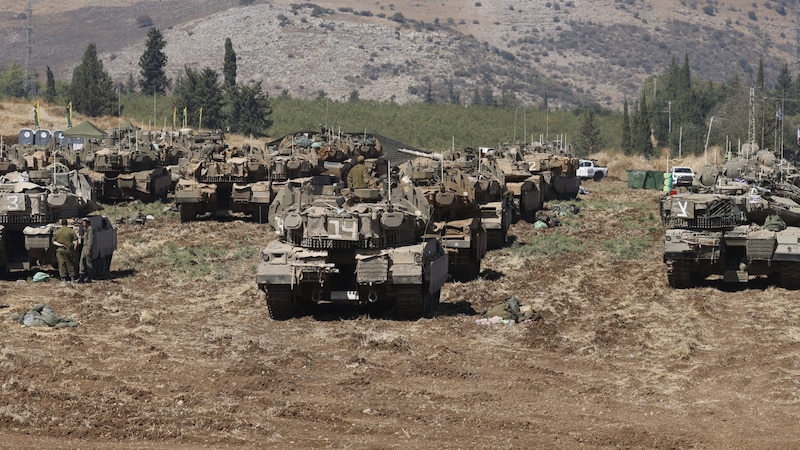 Rollen bald israelische Panzer auch im Libanon? (Bild: AFP)