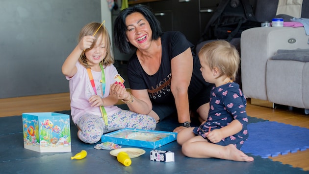 Anita Novotny with her surrogate granddaughters, who are now five and eight years old: "There's an old saying: 'It takes a whole village to raise a child.' That used to be true and is still true today." (Bild: Ronald Fenk )