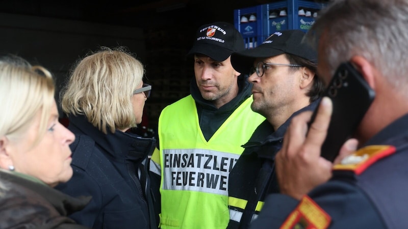 Like many of his comrades, Ferdinand Donabaum (center) worked tirelessly, even though his home was also severely damaged by the flood. (Bild: zVg)