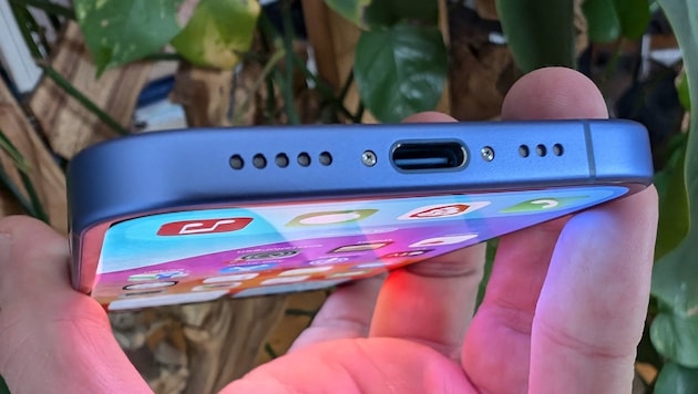 iPhone 16: Apple resisted this for a long time, but all iPhone models are now equipped with the popular USB-C charging port. Before that, Apple cooked its own soup with "Lightning". (Bild: Dominik Erlinger)