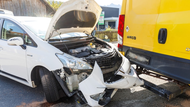 Das dritte am Unfall beteiligte Fahrzeug wurde komplett demoliert.  (Bild: Bernd Hofmeister/Krone KREATIV)