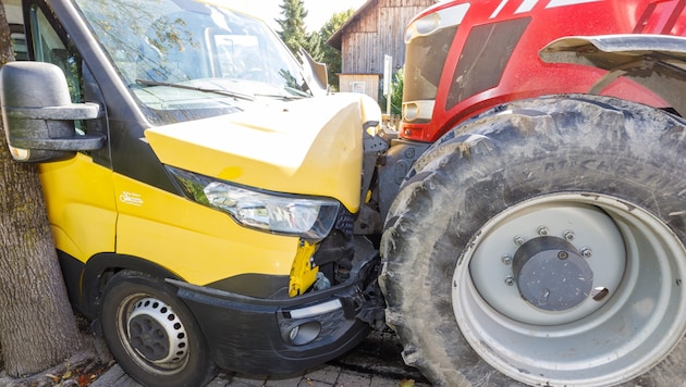 Der Lieferwagen wurde bei dem Crash regelrecht zerquetscht.  (Bild: Bernd Hofmeister)