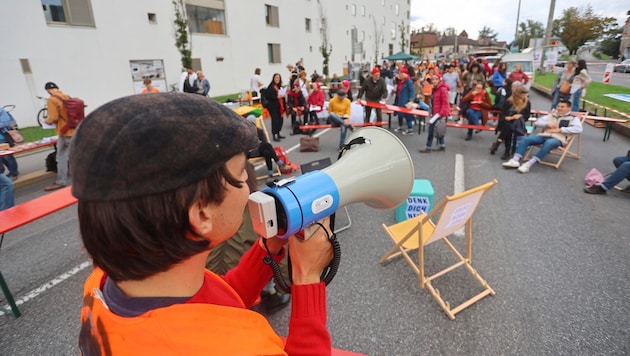 The participants of the street festival gathered in the middle of the intersection. (Bild: Birbaumer Christof)