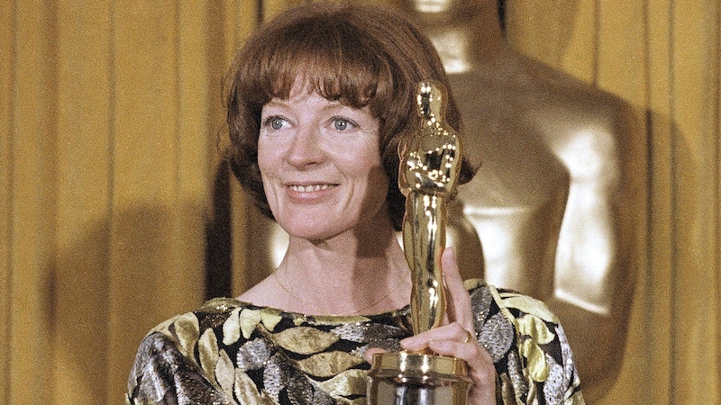 Maggie Smith 1979 mit ihrem Oscar für die beste Nebendarstellerin in dem Film „California Suite“. (Bild: AP)