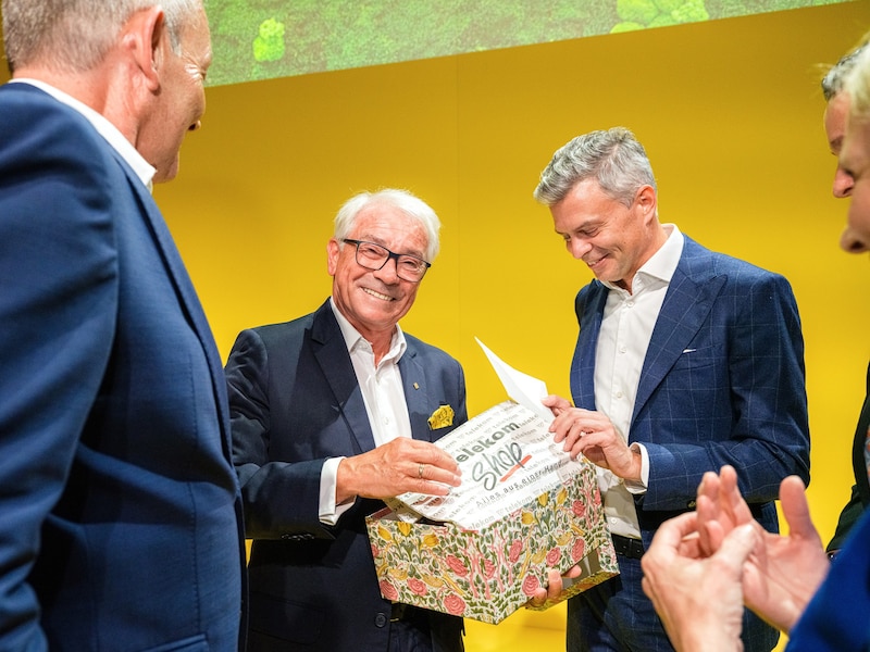 The outgoing Post CEO receives a gift from A1-Telekom Austria CEO Thomas Arnoldner. (Bild: (c) Mitja Kobal)