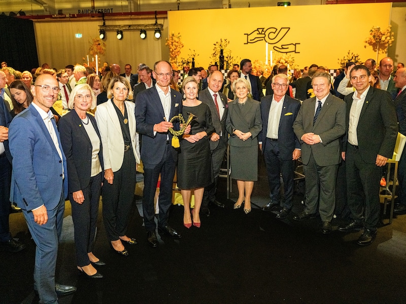 Walter Oblin (4th from left), the new Postmaster General from October 1, has taken over the post horn from Georg Pölzl (3rd from right). The guests included National Council President Wolfgang Sobotka (5th from right), OBAG CEO Edith Hlawati (4th from right), Vienna's Mayor Michael Ludwig (2nd from right), former VIG CEO and Post Supervisory Board Chair Elisabeth Stadler (2nd from left), Post CEO Peter Umundum (1st from right) and Minister for Women Susanne Raab (5th from left). (Bild: (c) Mitja Kobal)