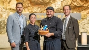 V. li.: Lucas Kelner (Red Bull), Denise Koppensteiner, Gilles Guillot und Wolfram Pizzera (Vienna Marriott Hotel) verteilen heute über 1000 Portionen. (Bild: Alba Communications)