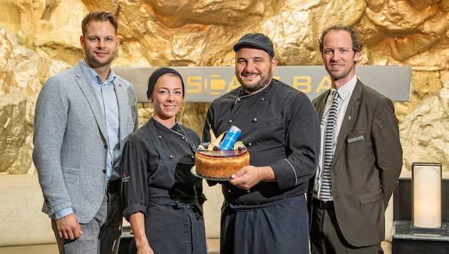 From left: Lucas Kelner (Red Bull), Denise Koppensteiner, Gilles Guillot and Wolfram Pizzera (Vienna Marriott Hotel) hand out over 1000 portions today. (Bild: Alba Communications)