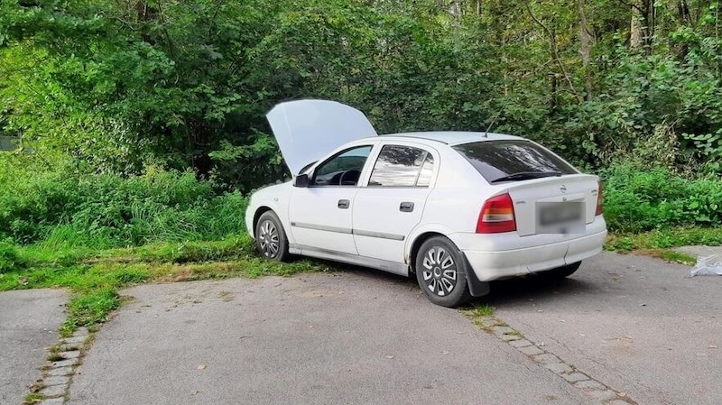 The tractor was traveling with this Opel (Bild: Bundespolizei Freilassing)