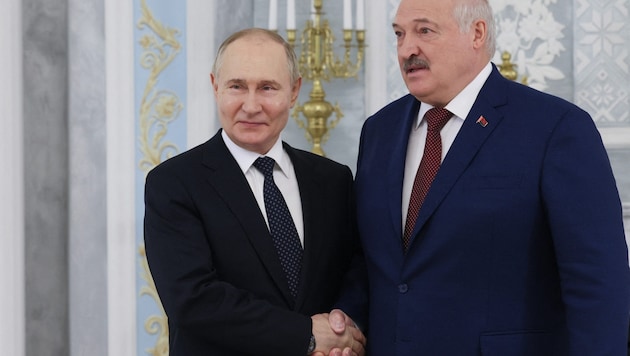 From the left: Russia's ruler Vladimir Putin and his Belarusian counterpart Alexander Lukashenko (Bild: AFP/Mikhail METZEL)