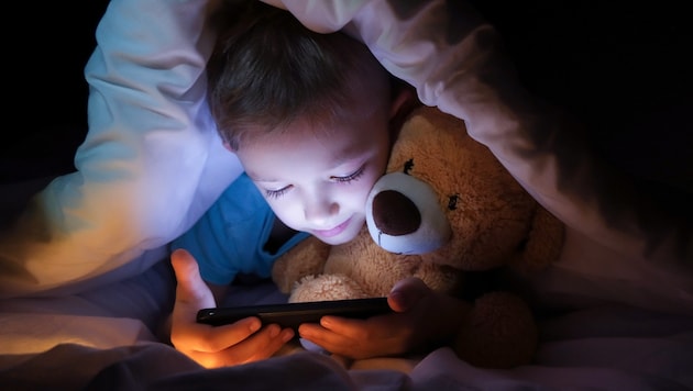 Kind mit Smartphone. Es gab Zeiten, da wussten sich Kids auch anders zu beschäftigen. (Bild: stock.adobe.com/Elena)