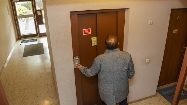 For safety reasons, the elevator in a Salzburg apartment building is not allowed to go up and down. This is because the emergency call system in the elevator is not working due to a landline failure. (Bild: Tschepp Markus)