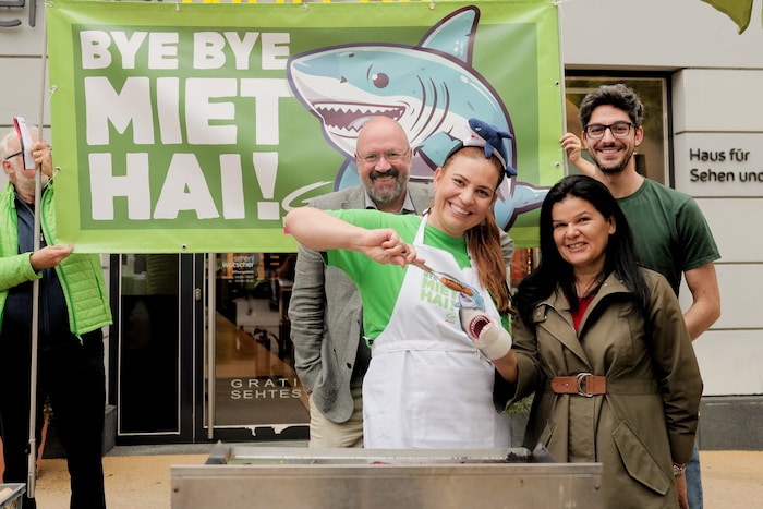 Die Grünen Bernie Weber, Nina Tomaselli, Sandra Schoch und David Maurer beim Wahlkampfabtakt am Bregenzer Kornmarkt.