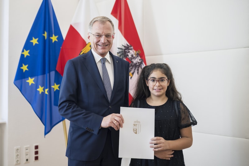 LH Thomas Stelzer mit Lebensretterin Nefes. (Bild: Land OÖ/Max Mayrhofer)