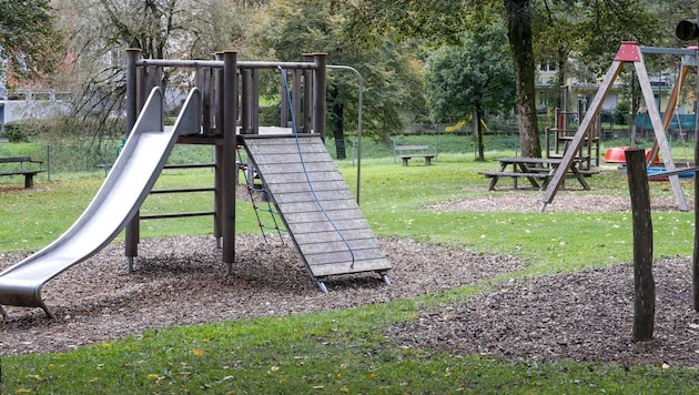 Der Spielplatz Rauchenbichl in Itzling ist wunderbar, aber das Klo ist verschandelt. (Bild: Tschepp Markus)