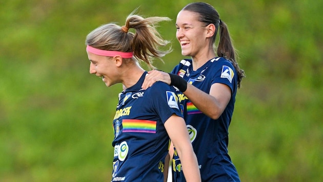 The "Wolves" Kamila Dubcova (left) and Valentina Mädl have reason to celebrate. They face defending champions FC Barcelona in the Champions League. (Bild: GEPA pictures)